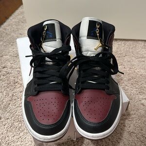 AIR JORDAN 1 MID  WMNS
